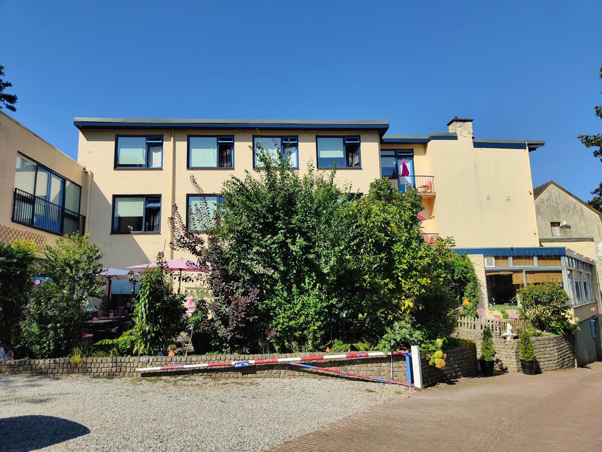 Hotel Lela 2*